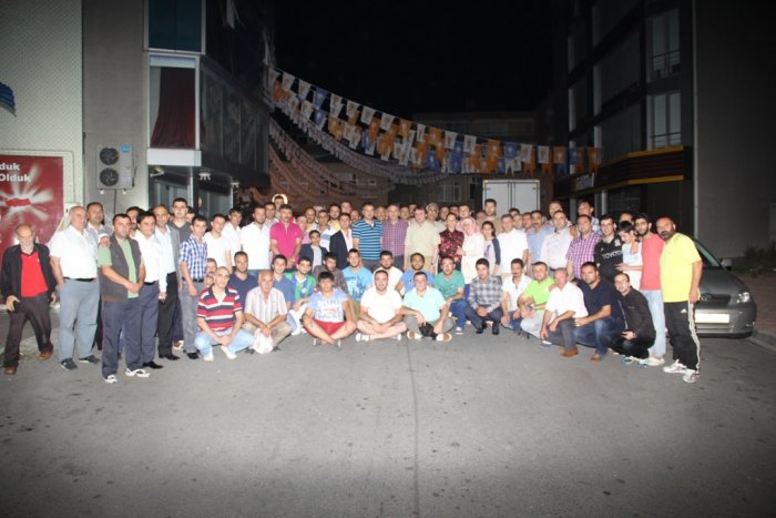 AKP’li gençlerden sahur programı