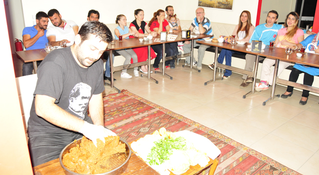 Sıra gecesinde buluştular
