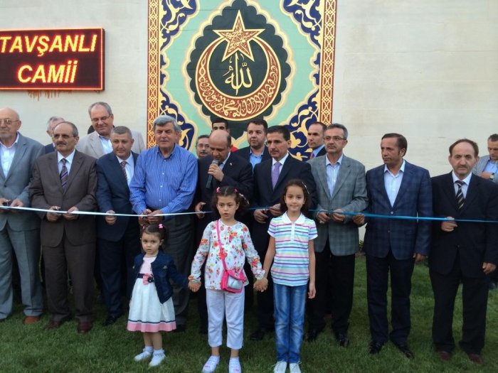 Köye yapılan meydanı açtı