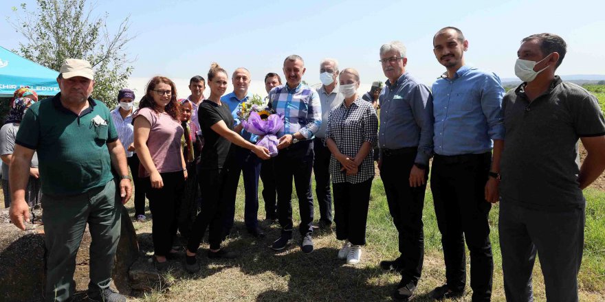 İlk hasadı, Başkan Büyükakın yaptı