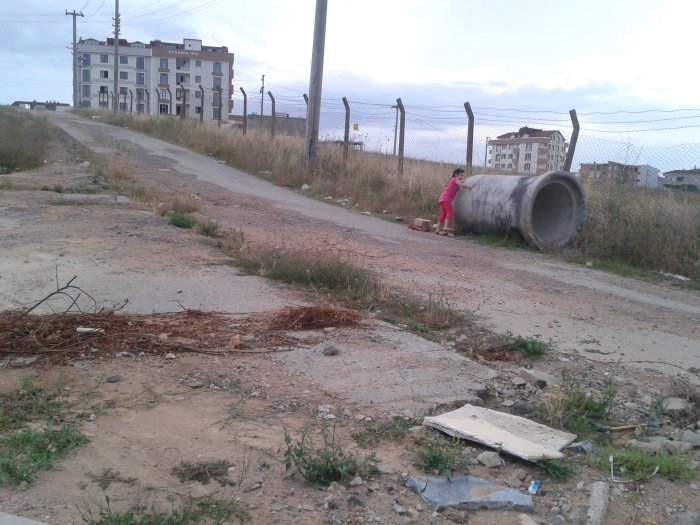 Mahalleliler gelişigüzel atılan molozlardan şikâyetçi