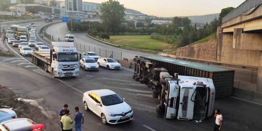 Devrilen tırın sürücüsü yaralandı