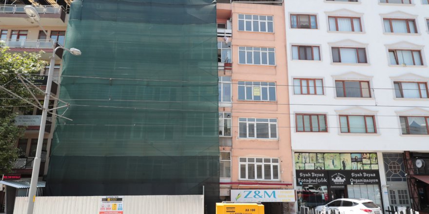 Depremde ağır hasar gören binaların yıkımı devam ediyor