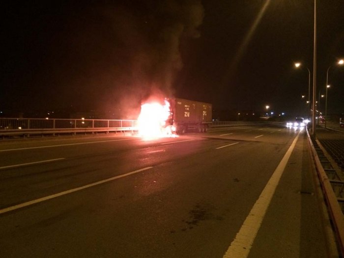 Gebze D-100 Karayolu üzerinde gece saat 02.00 sıralarında meydana gelen olayda facianın eşiğinden dönüldü.