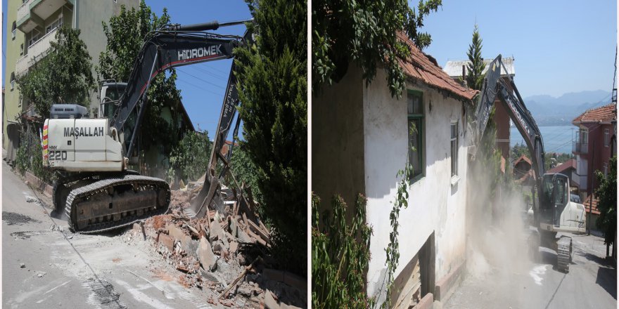 Mahalledeki hasarlı bina yıkıldı