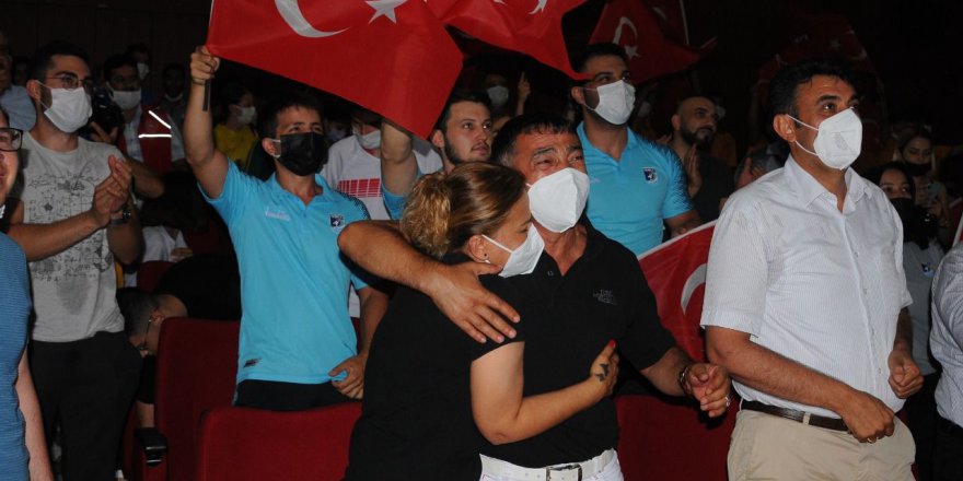 Çocuklarını, gözyaşları içerisinde izlediler