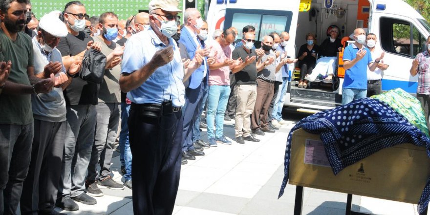 Kızı son yolculuğa uğurlanırken, ambulanstan ağlayarak izledi