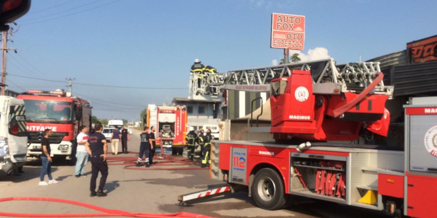 Oto servisi alevlere teslim oldu