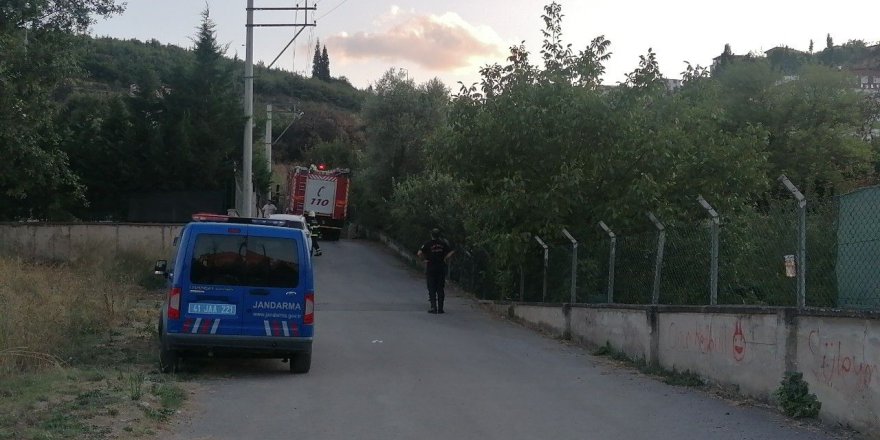 Ormanlık alanda yeniden çıkan yangını muhtar söndürdü