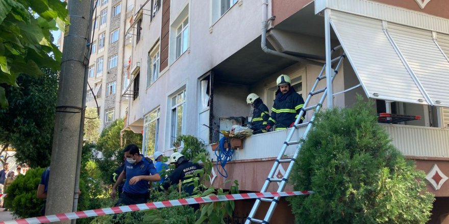 Bir evin balkonundaki buzdolabı alev aldı