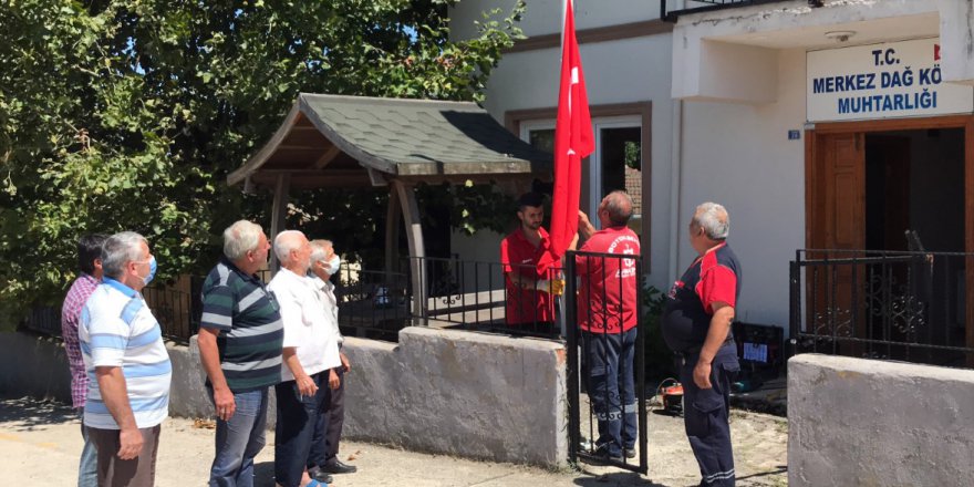 Vatandaş Türk Bayrağı istedi, Başkan Büyükakın yerine getirdi