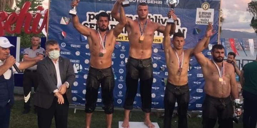 Güreşçiler madalyaya doymuyor