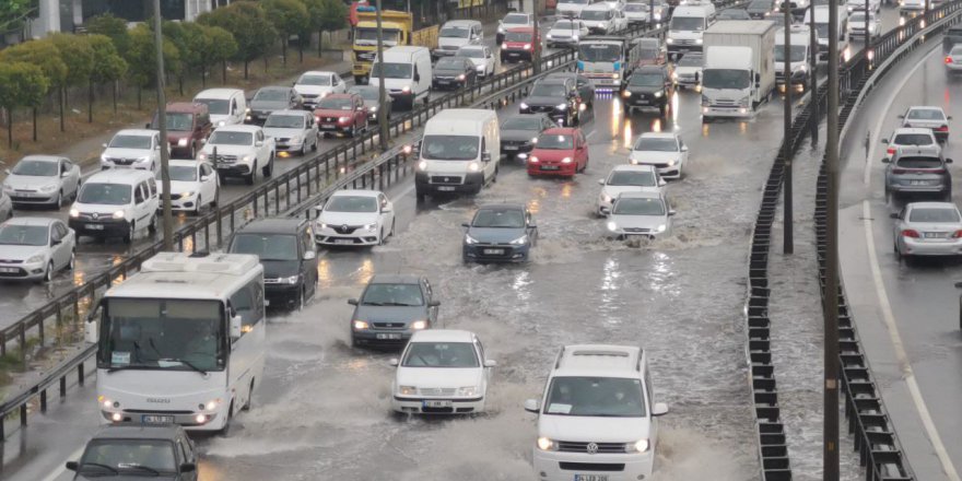 Gebze’de sağanak hayatı olumsuz etkiledi