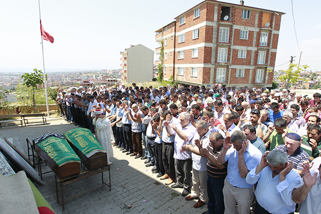 Anne çocuğu son yolculuğuna uğurlandı