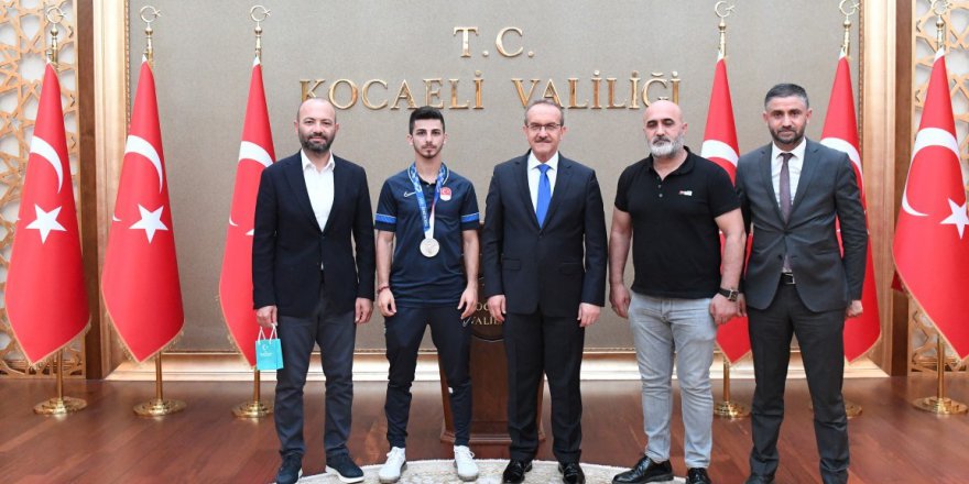 Milli Karatecimiz Eray Şamdan, Vali Yavuz’u ziyaret etti