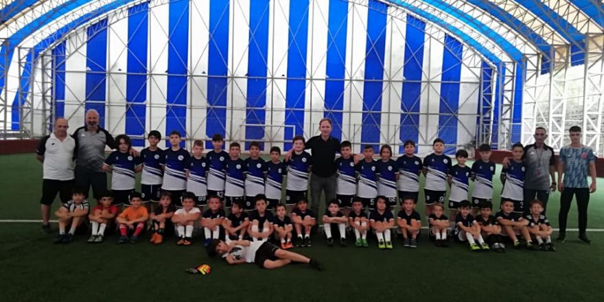 Geleceğin futbolcuları yetiştiriliyor