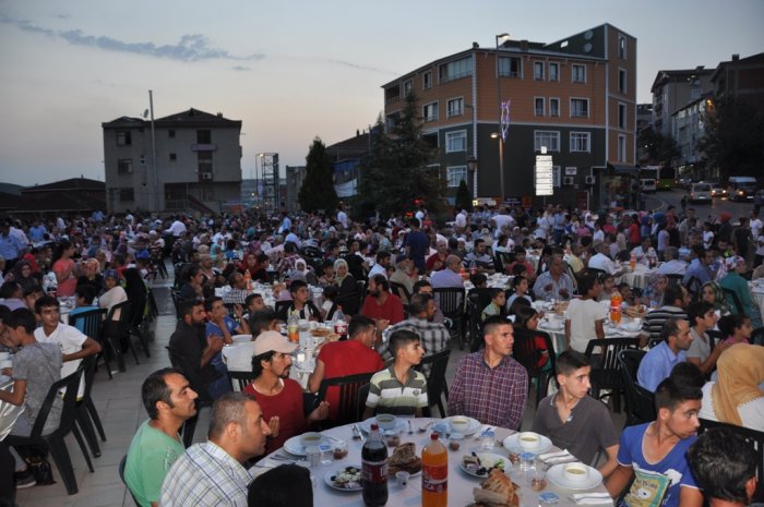 Kadir gecesinde yüzlerce Dilovalı bir araya geldi