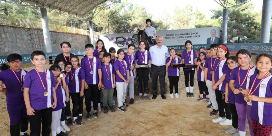 Başarılı öğrencilere madalyalar Büyükgöz’den