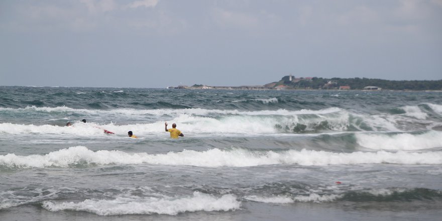 Sahillerde 130 kişi hayata tutundu