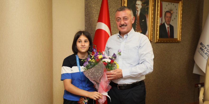 Büyükakın, Kağıtspor’un şampiyon sporcularını ağırladı