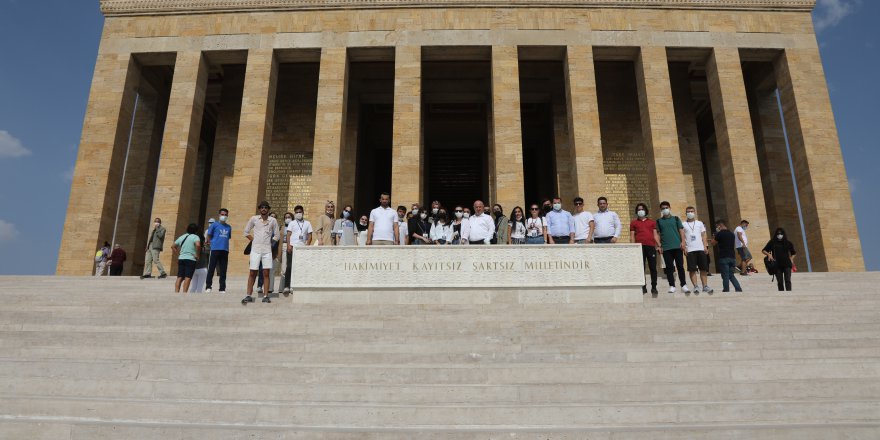 Bıyık, gençleri Anıtkabir’e götürdü