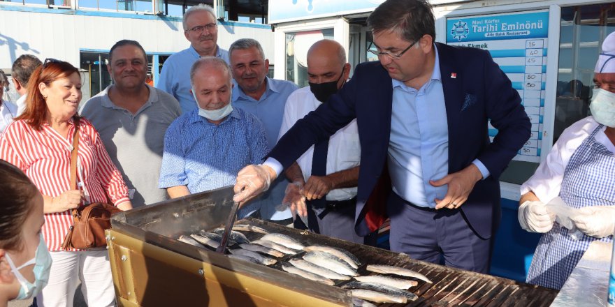 Başkan Yıldızlı vatandaşlara balık ekmek ikram etti