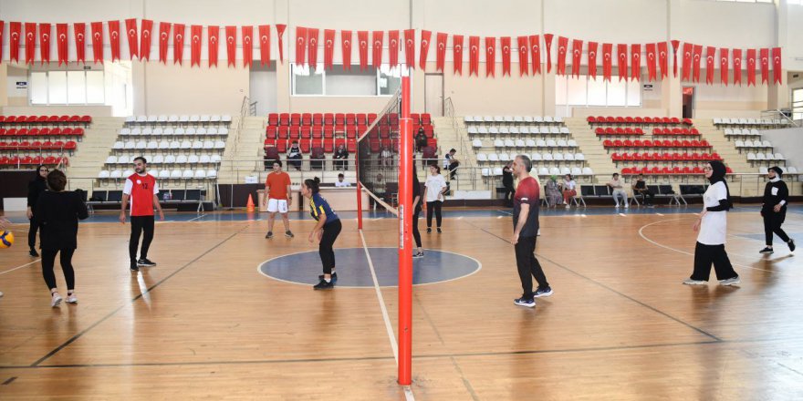 Başkan Çiftçi gençlerle voleybol oynadı