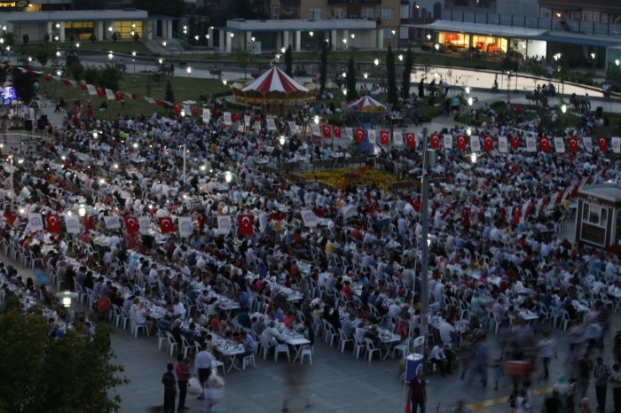 Gebze meydanda oruç açtı