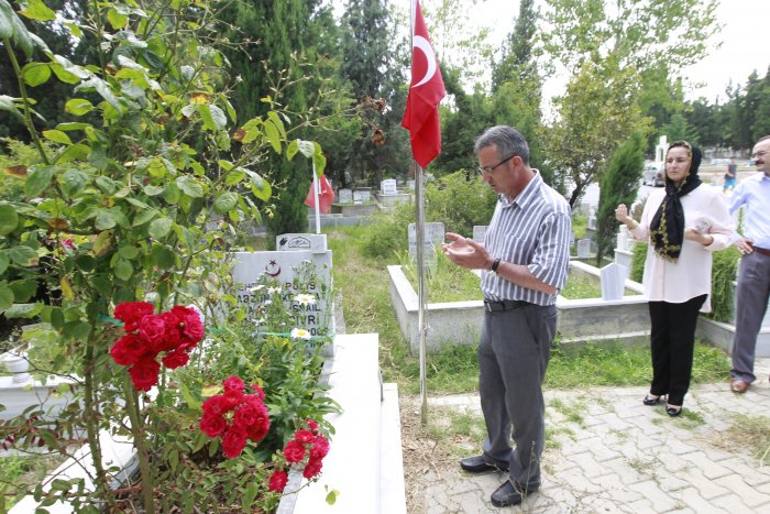 Şehitler için dua etti