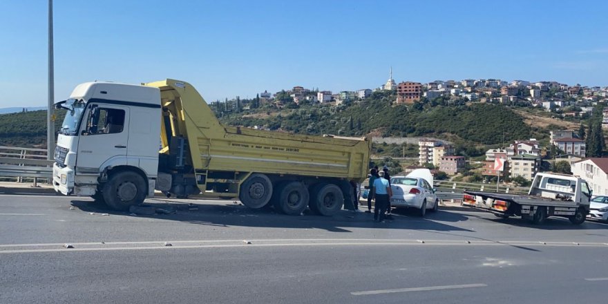 Virajı alamayan otomobil kamyonla çarpıştı