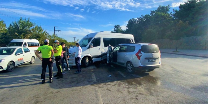 Servis minibüsü ile otomobil çarpıştı: 4 yaralı