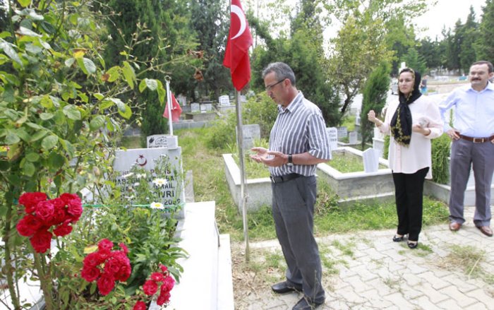 Şehitler için dua etti