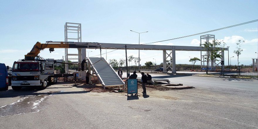 Yolu yaya geçidinde kirişler konuluyor