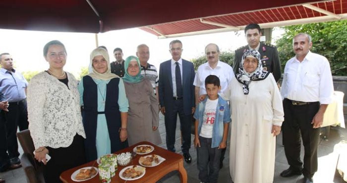 Bayramda şehit ailelerine ve hastalara ziyaret