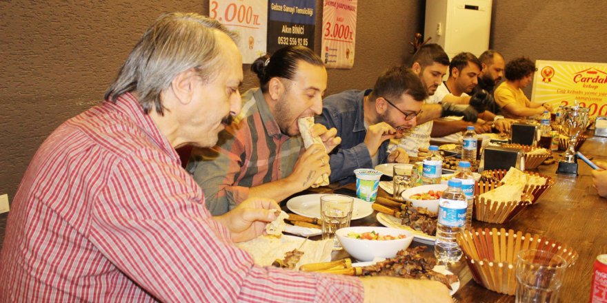 Ödüllü 'cağ kebabı yeme yarışması'nda zorlandılar