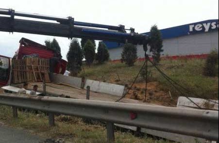 Kaza yapan TIR yoldan çıktı