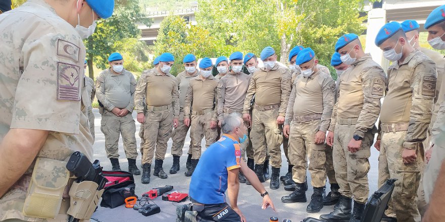 Komandolara afet ve yangın eğitimi