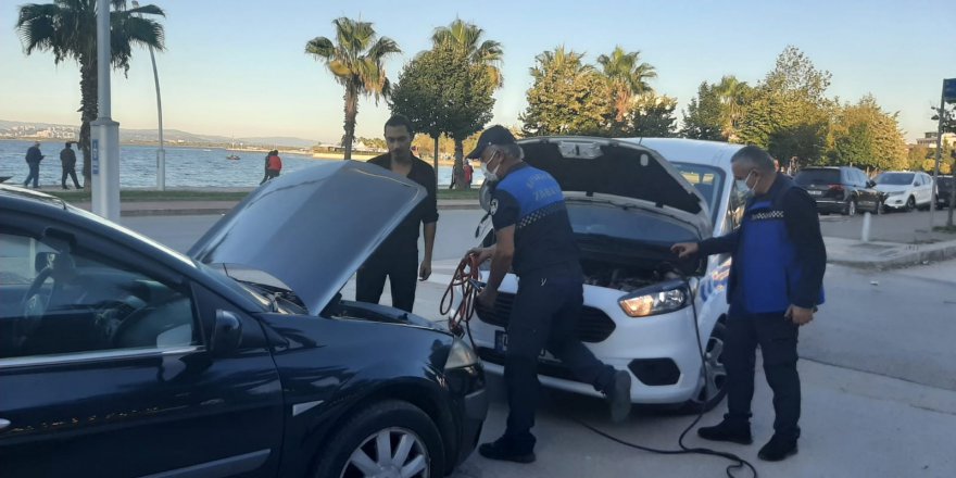 Zabıtadan yolda kalan vatandaşa yardım