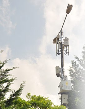 Baz istasyonuna aydınlatma direği görüntüsü