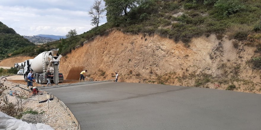 Köyler arasına beton yol yapılıyor