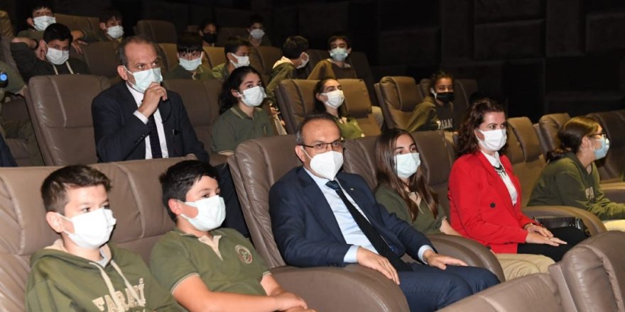 Vali Yavuz, öğrencilerle birlikte film izledi