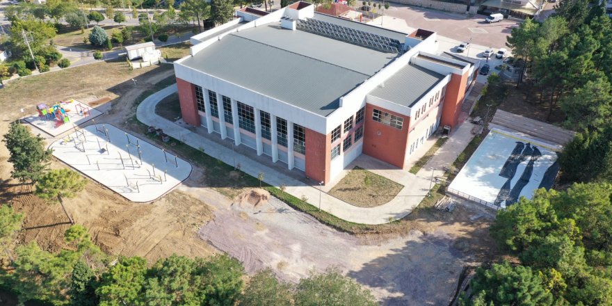 Yüzme havuzuna yeni çevre düzenlemesi