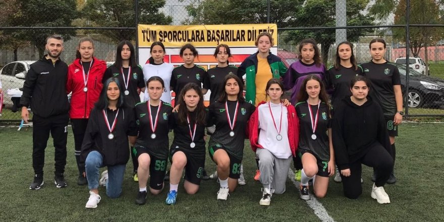 Meşin yuvarlığın peşinde erkeklere taş çıkardılar