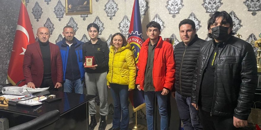 Harb İş Spor şampiyon Ezgi’ye teşekkür plaketi verdi