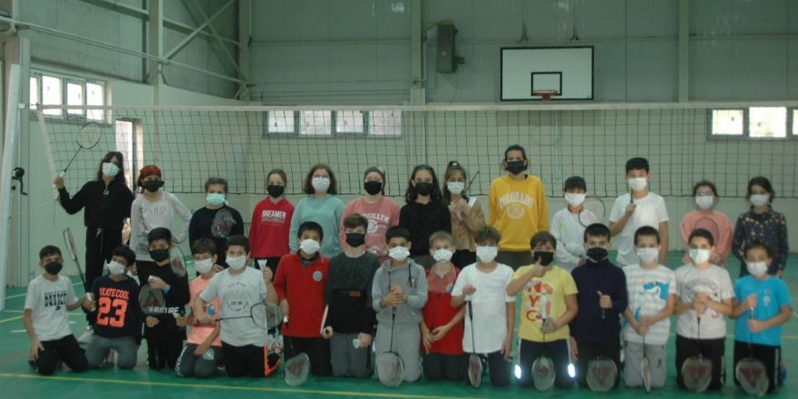 Badmintoncular çalışıyor