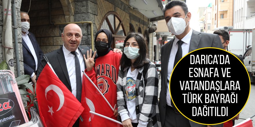 Darıca’da esnafa ve vatandaşlara Türk Bayrağı dağıtıldı