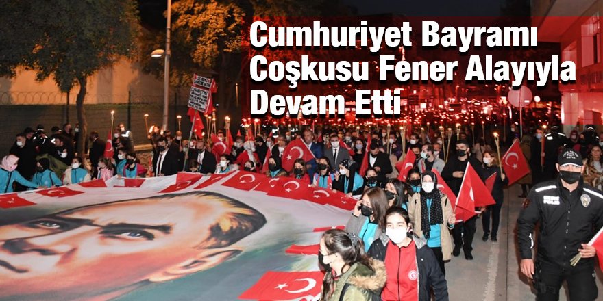 Cumhuriyet Bayramı Coşkusu Fener Alayıyla Devam Etti