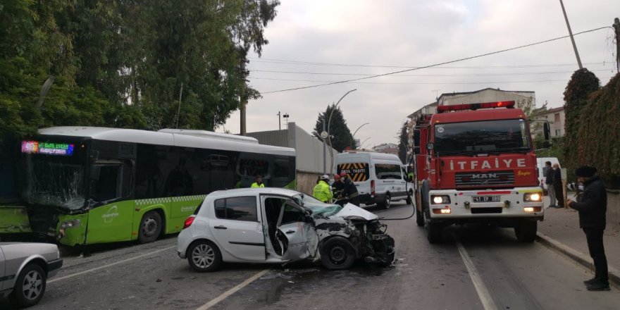 Belediye otobüsü ile otomobil çarpıştı: 1 ölü