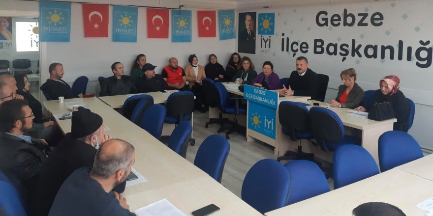 İYİ Parti'de yeni üyelere rozetleri takıldı