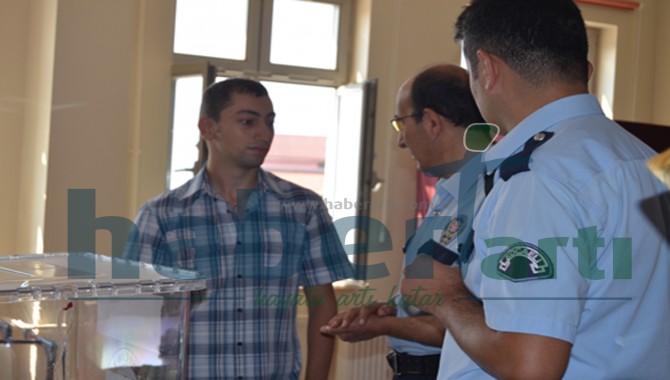 Oy pusulasının fotoğrafını çekmek istedi